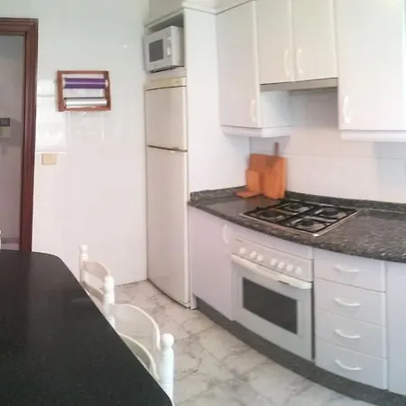 Apartamento En Edificio Nuevo, Con Piscina, Vistas A La Ria Y Al Puerto, Estancia Minima 14 Noches, Perfil Familiar, No Se Admiten Grupos De Jovenes アパート *